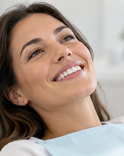 Paciente sonriendo con naturalidad, recostada en el sillón del gabinete